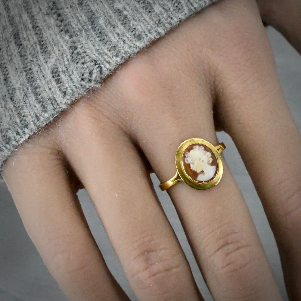 Vintage Italian 18K 750 Yellow Gold Carved Shell Cameo Ring Size 7 1.55g 13mm